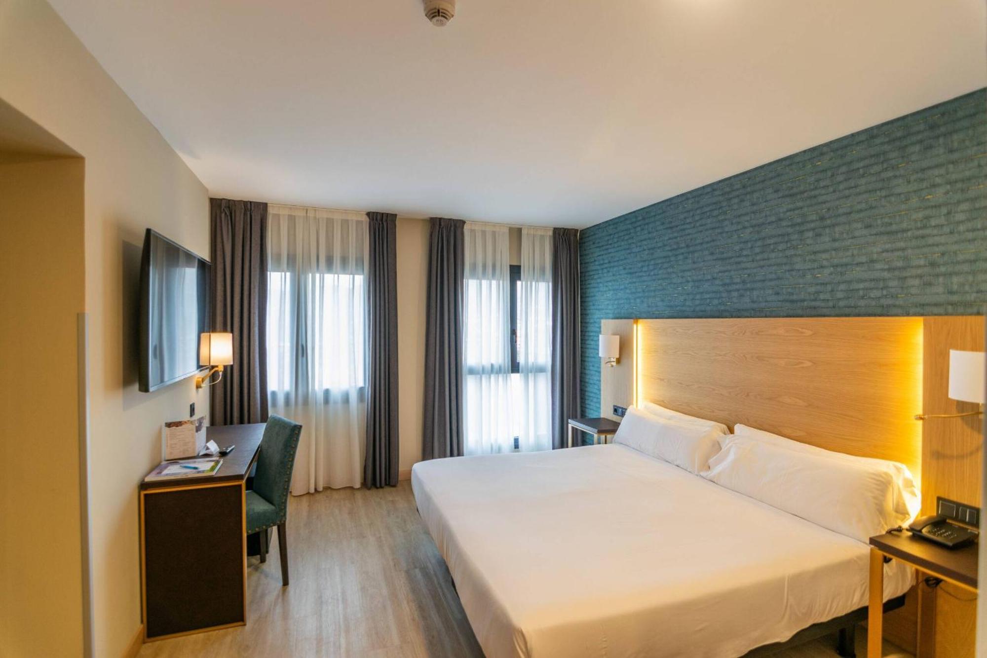 Habitación con cama grande
